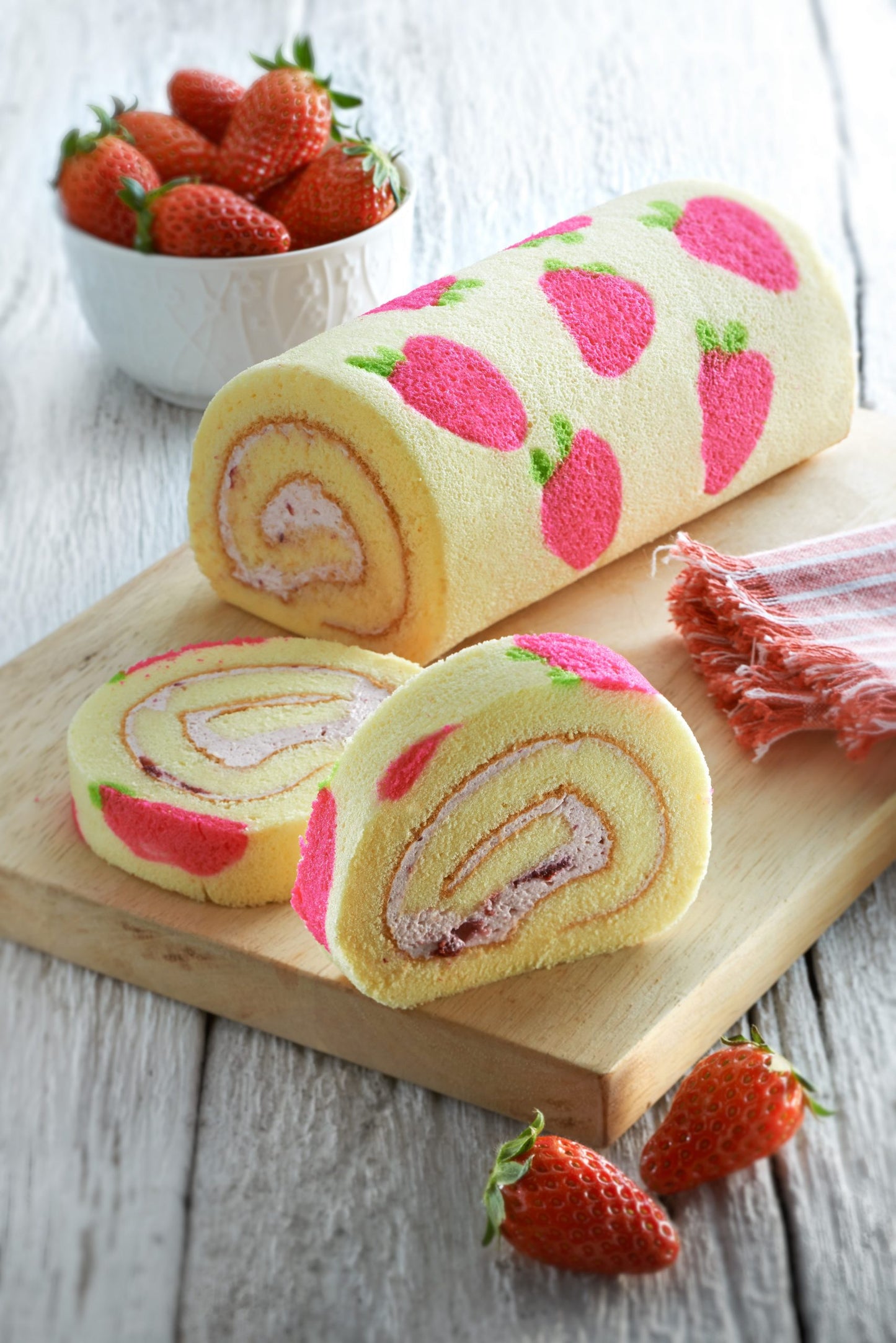 ZUZEN SWISS ROLL, Strawberry (6″) - 300g x 12 Rolls