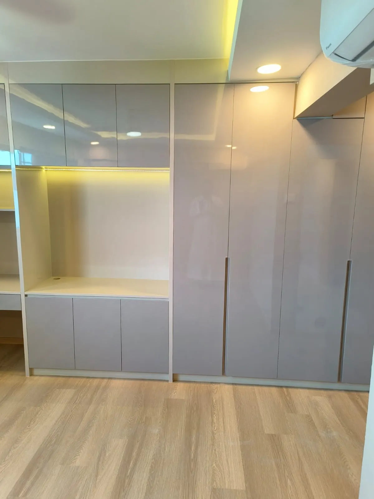 2000 Custom Wardrobe (Casement)